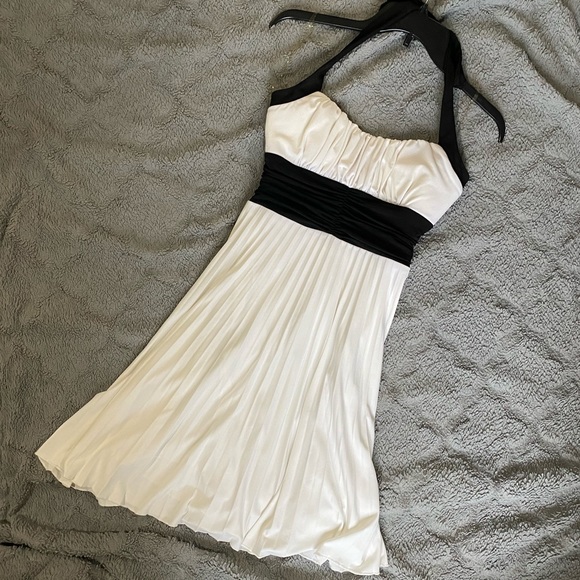 Formal Pleated Halter Dress - Picture 3 of 5